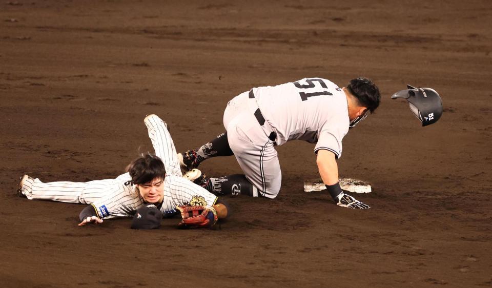 　９回、中野は浅野と激突する（撮影・山口登）