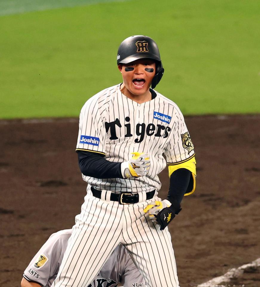 　７回、勝ち越し三塁打を放ちガッツポーズを見せる森下（撮影・山口登）