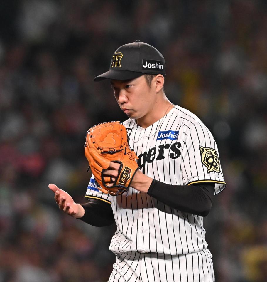 　８回を無失点に抑えベンチに戻る石井（撮影・西田忠信）