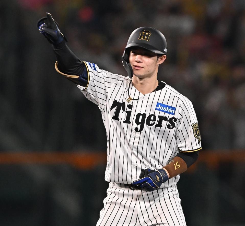 　７回、２点二塁打を放ちポーズを決める中野（撮影・西田忠信）