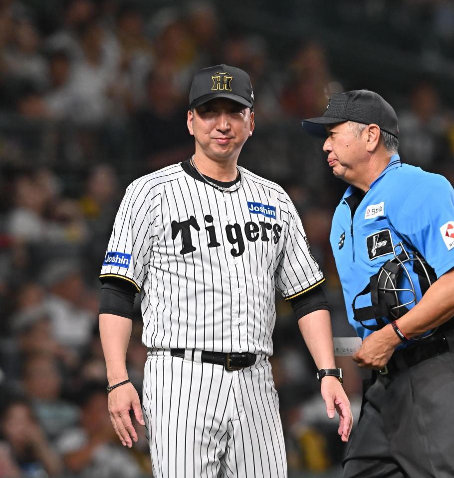 　７回途中、才木の交代を告げた藤川監督（撮影・西田忠信）
