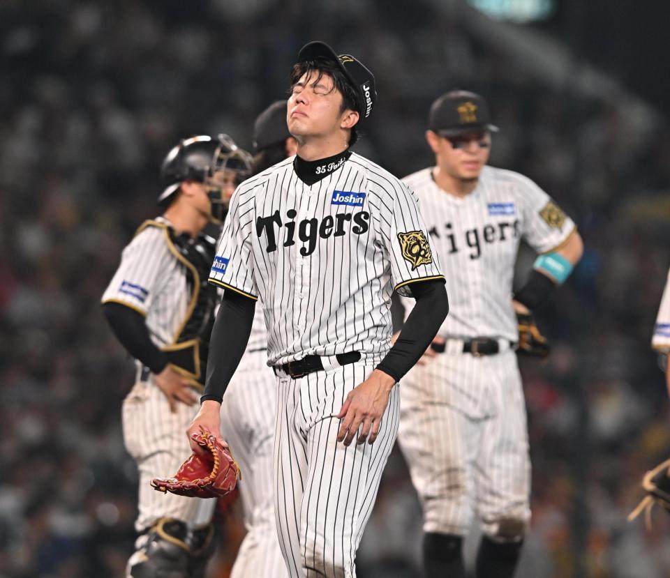 　７回、キャベッジに適時二塁打を許し降板する才木（撮影・西田忠信）