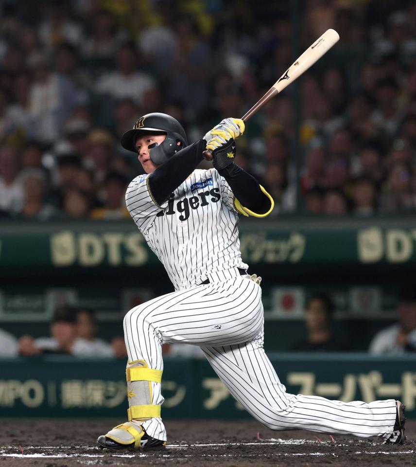 　６回、二塁打を放つ森下（撮影・北村雅宏）