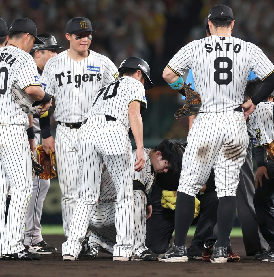 　９回、負傷しうずくまる中野（中央下）＝撮影・北村雅宏