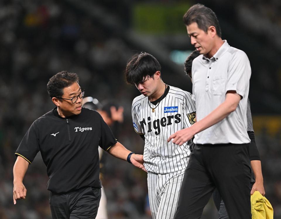 　９回、二塁で浅野と交錯しベンチへ下がる中野（中央）＝撮影・西田忠信