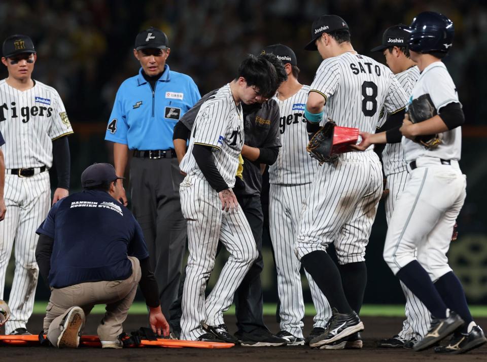 　９回、負傷しベンチに退く中野（中央）＝撮影・北村雅宏