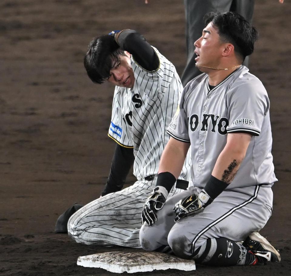 　９回、二塁上で頭をおさえる中野（撮影・飯室逸平）