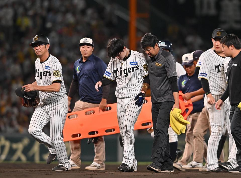 　９回、二塁で浅野と交錯しベンチに下がる中野（中央）＝撮影・西田忠信