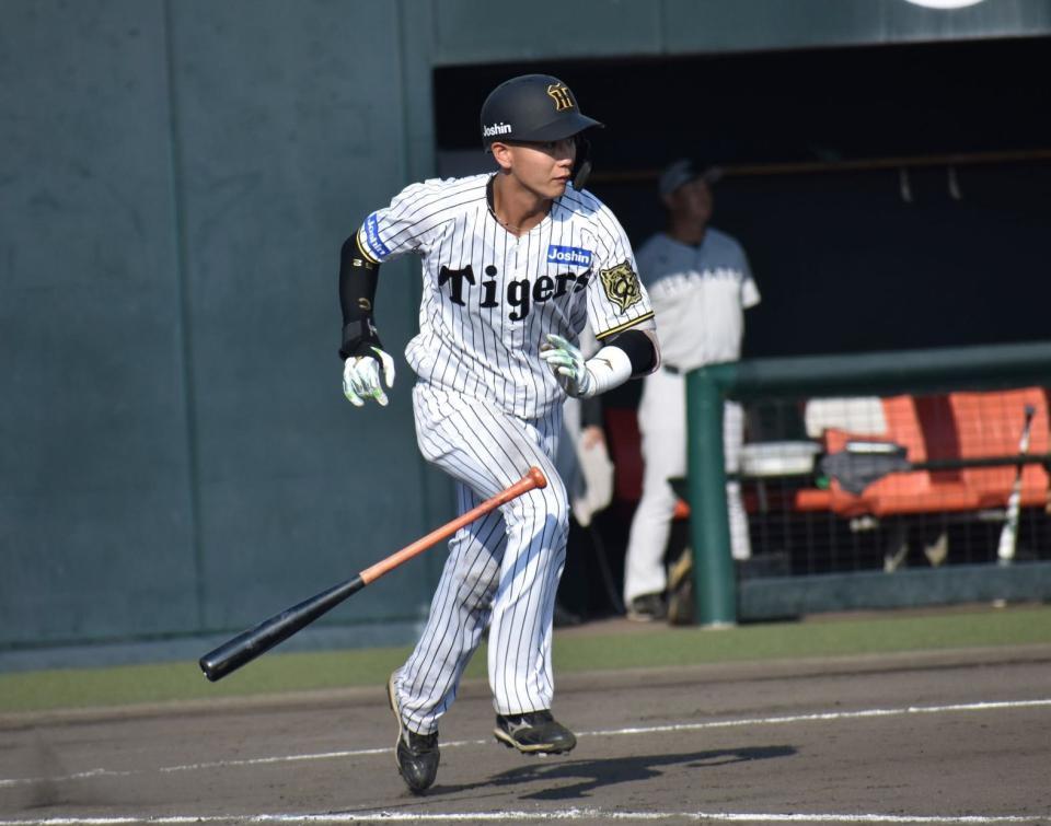 　３回に中堅へ適時打を放つ山田