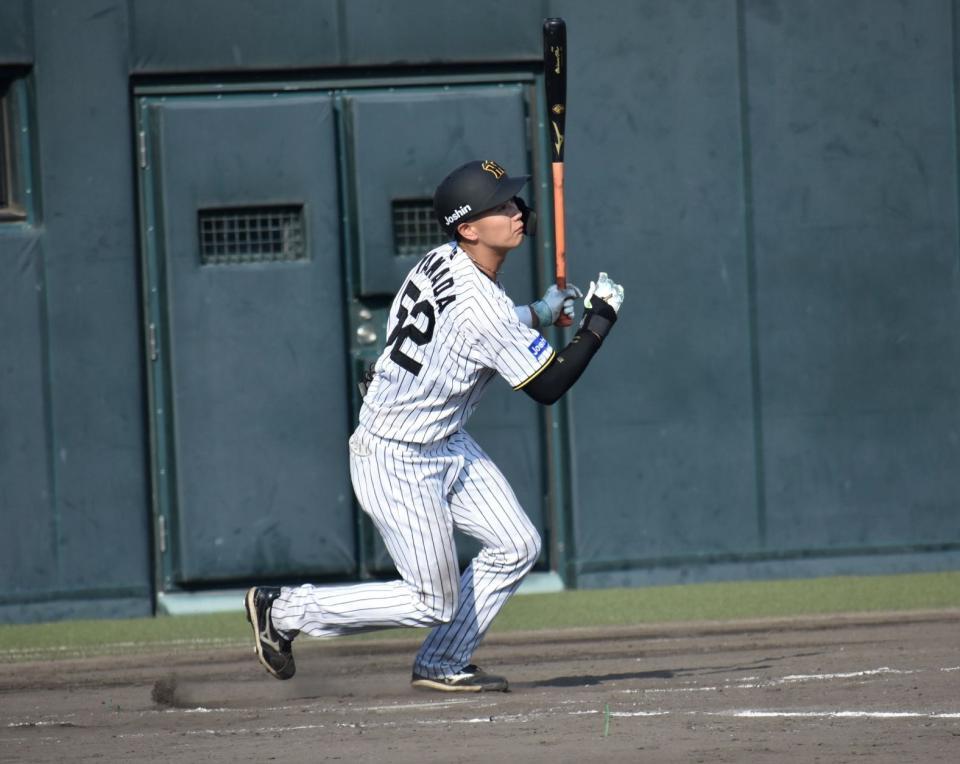 　３回に中堅へ適時打を放つ山田