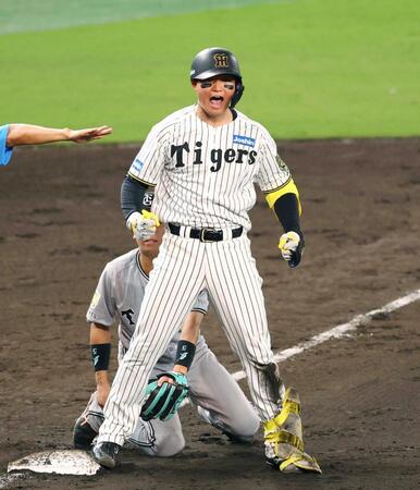 　７回、勝ち越し三塁打を放った森下は雄たけびを上げる森下（撮影・山口登）