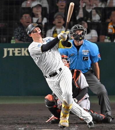 　７回、勝ち越し三塁打を放つ森下（撮影・飯室逸平）