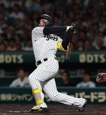 　７回、勝ち越しとなる適時三塁打を放つ森下（撮影・北村雅宏）