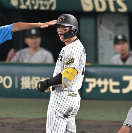 　７回、勝ち越しの三塁打を放ち、声を張り上げる森下（撮影・飯室逸平）