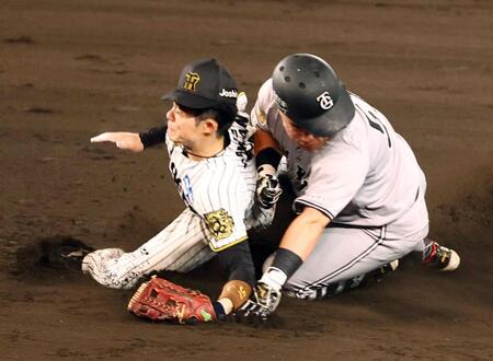 【写真】背後から巨人・浅野が激突　ゆがむ阪神・中野の顔　衝撃を物語る