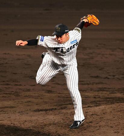 　８回、力投する石井（撮影・山口登）