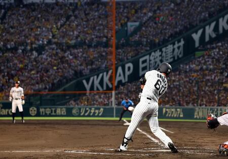 　２回、左前打を放つ小野寺（撮影・山口登）