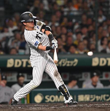 　７回、中前打を放つ小野寺（撮影・西田忠信）