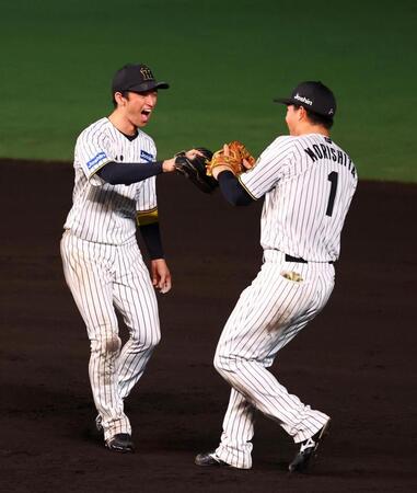　巨人に勝利し喜ぶ近本（左）と森下（撮影・山口登）