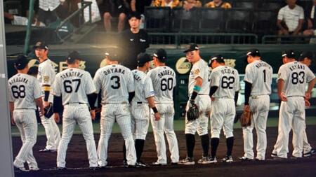 　巨人戦を終えあいさつする近本ら阪神ナイン＝８月３１日