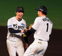 　巨人に勝利し喜ぶ近本（左）と森下（撮影・山口登）