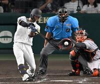 　３回、左前打を放つ中野（撮影・飯室逸平）