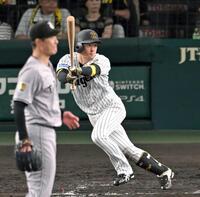 　７回、二塁打を放つ近本（撮影・飯室逸平）