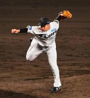 　８回、力投する石井（撮影・山口登）