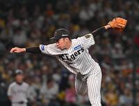 　８回から登板する石井（撮影・西田忠信）