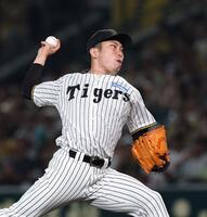 　８回から登板する石井（撮影・北村雅宏）