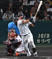 　７回、中前打を放つ小野寺（撮影・飯室逸平）