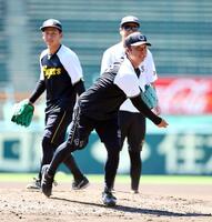 　守備練習する村上（撮影・山口登）