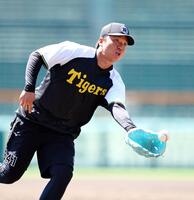 　ノックを受ける村上（撮影・山口登）