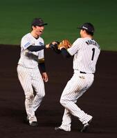 　巨人に勝利し喜ぶ近本（左）と森下（撮影・山口登）