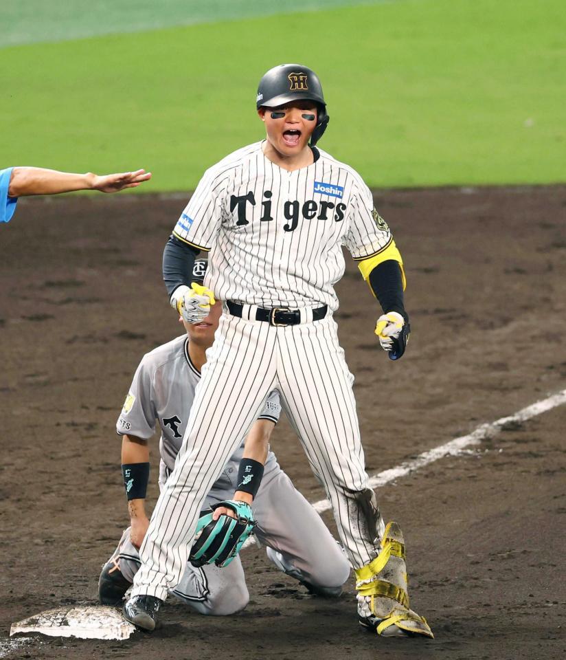 　７回、勝ち越し三塁打を放った森下は雄たけびを上げる森下（撮影・山口登）