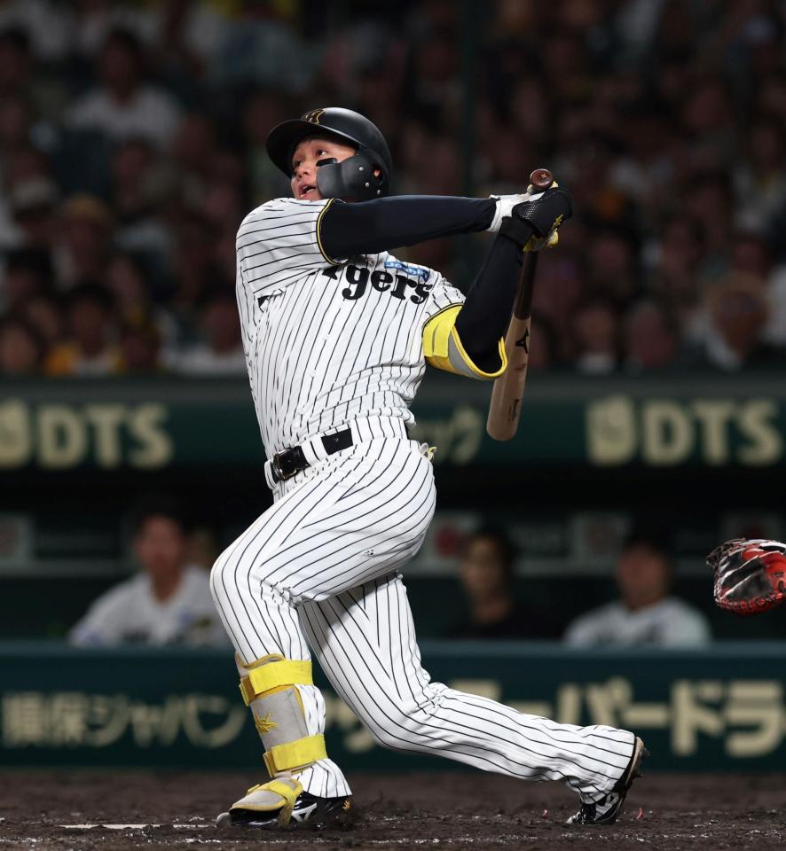 　７回、勝ち越しとなる適時三塁打を放つ森下（撮影・北村雅宏）