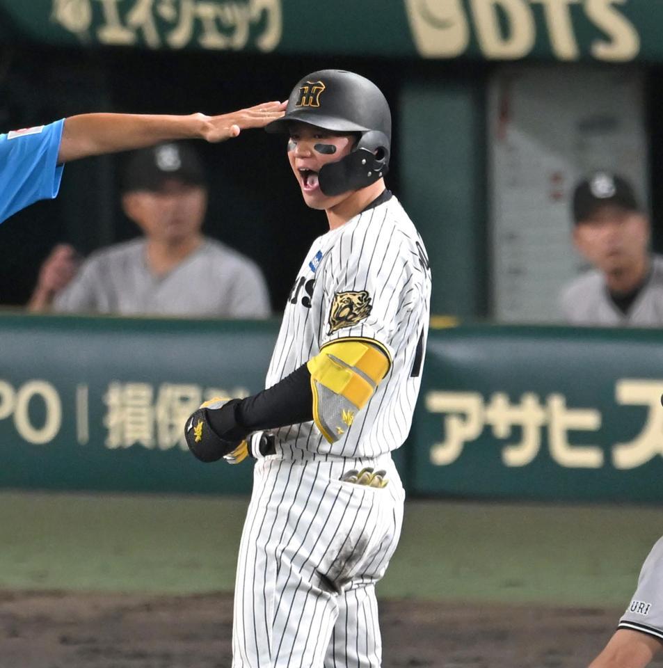 　７回、勝ち越しの三塁打を放ち、声を張り上げる森下（撮影・飯室逸平）