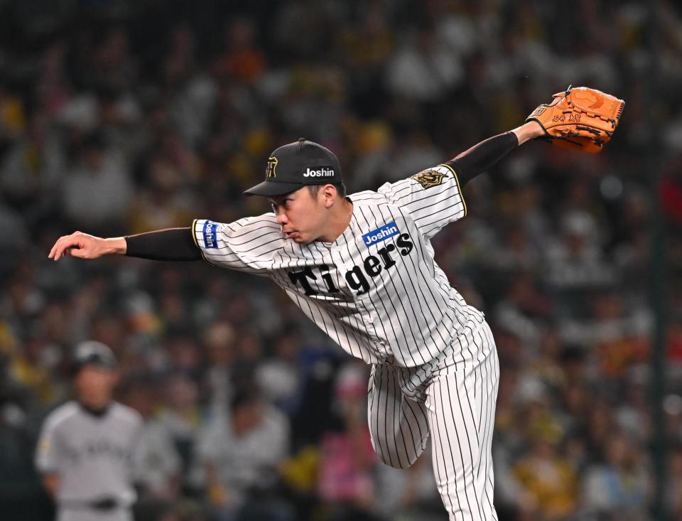 　８回から登板する石井（撮影・西田忠信）