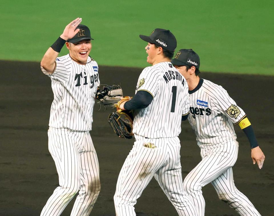 　巨人に逆転勝ちし、喜ぶ小野寺（左）ら阪神ナイン（撮影・山口登）
