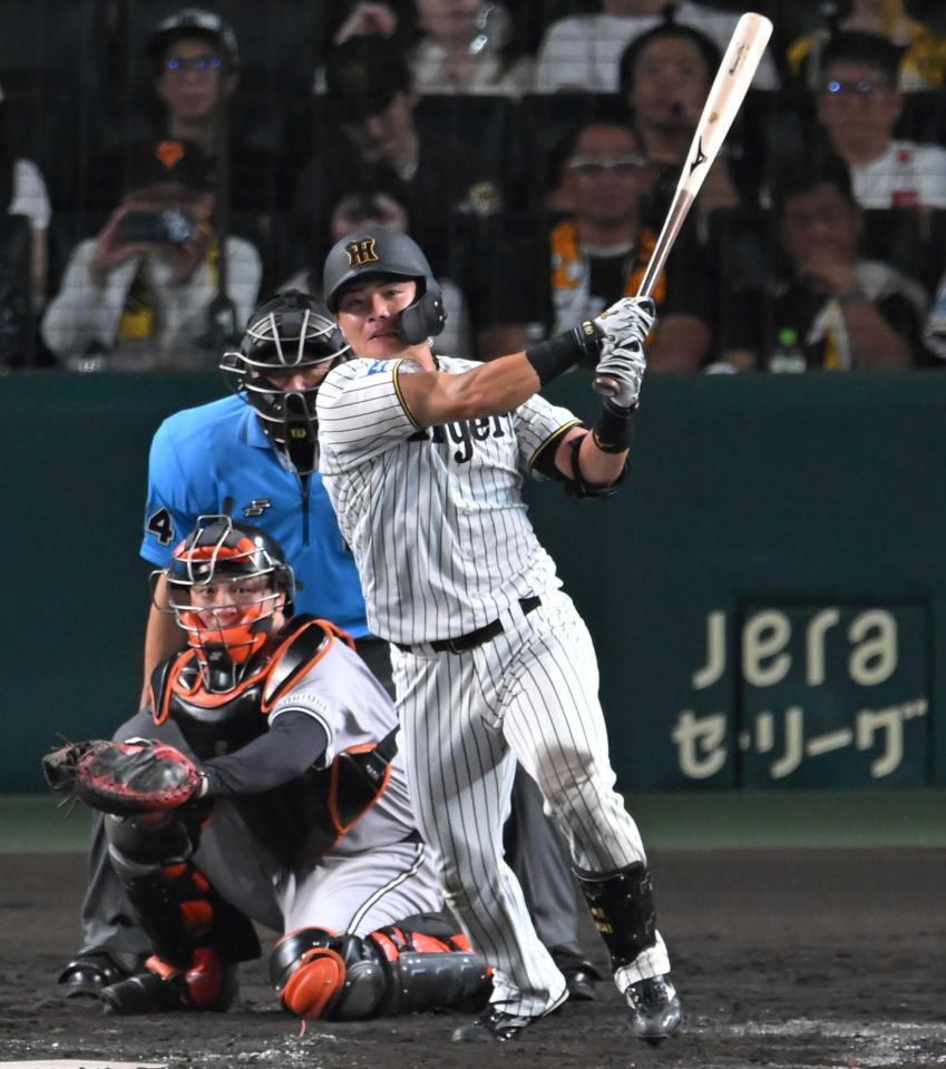 　７回、中前打を放つ小野寺（撮影・飯室逸平）