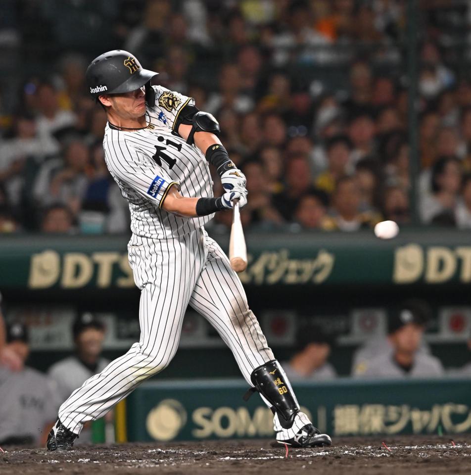 　７回、中前打を放つ小野寺（撮影・西田忠信）