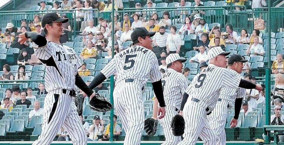 　ファーストピッチを務める（左から）前田大和氏、浜中治氏、久慈照嘉氏、佐野仙好氏、関本賢太郎氏＝８月２９日