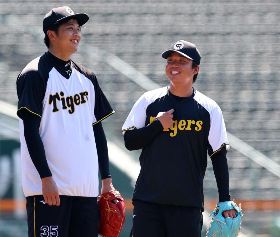 　練習中、笑顔を見せる村上（右）＝撮影・山口登