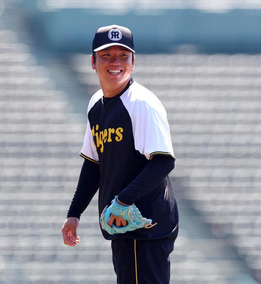 　練習中、笑顔を見せる村上（撮影・山口登）