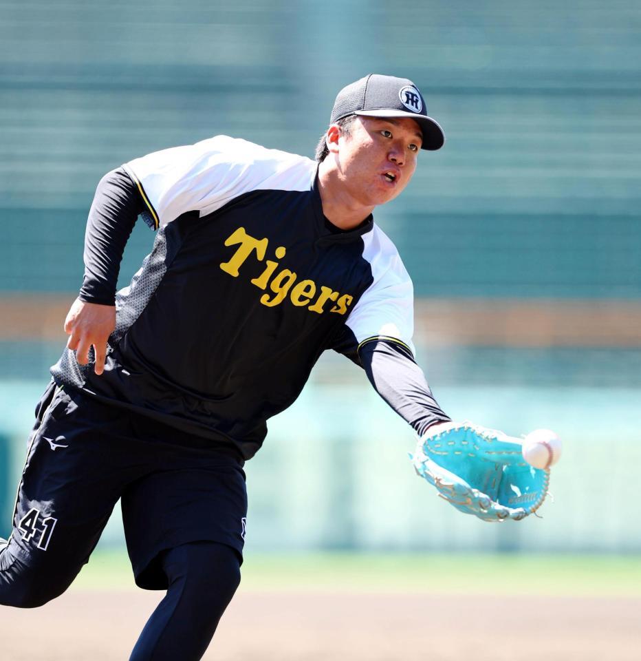 　ノックを受ける村上（撮影・山口登）