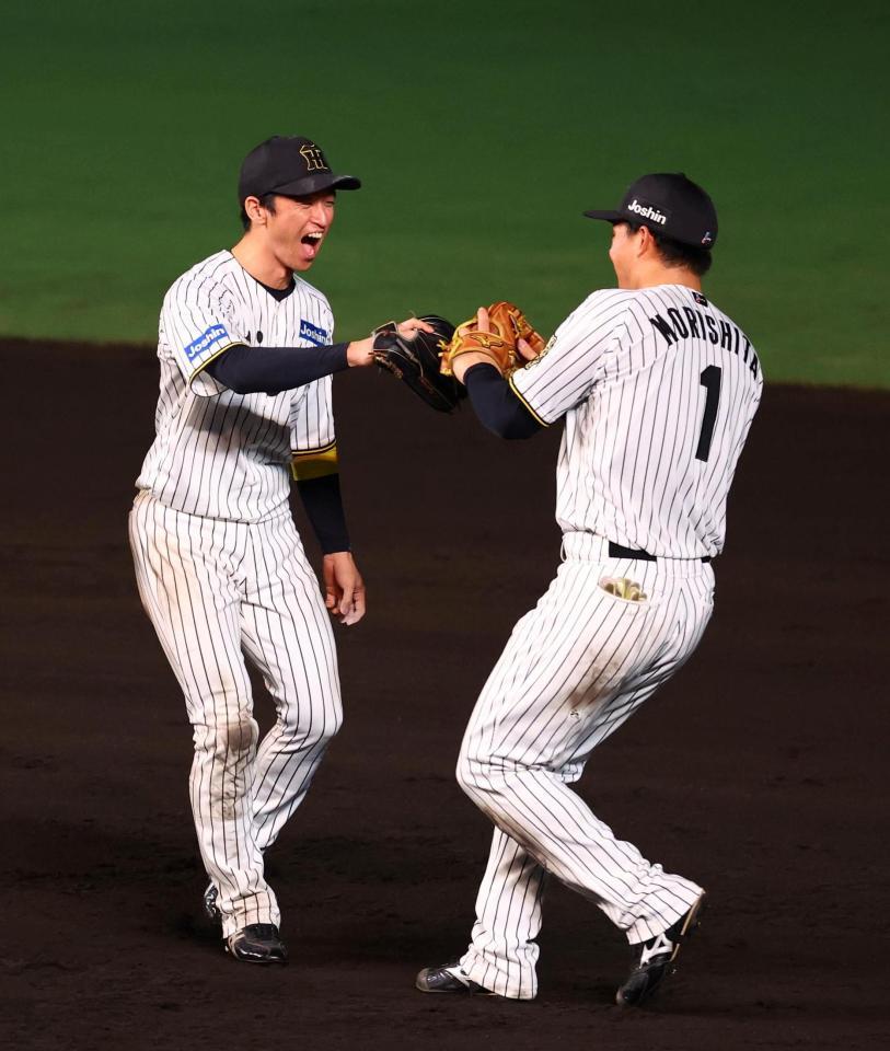 　巨人に勝利し喜ぶ近本（左）と森下（撮影・山口登）