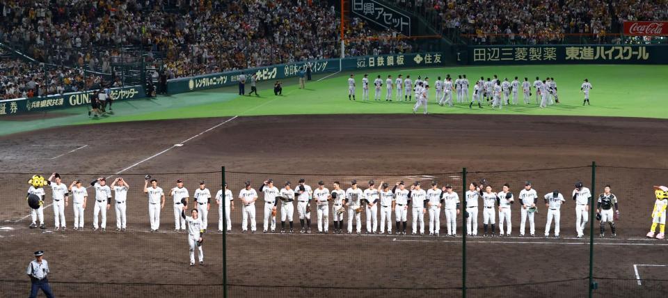 　巨人戦を終えあいさつする近本ら阪神ナイン＝８月３１日