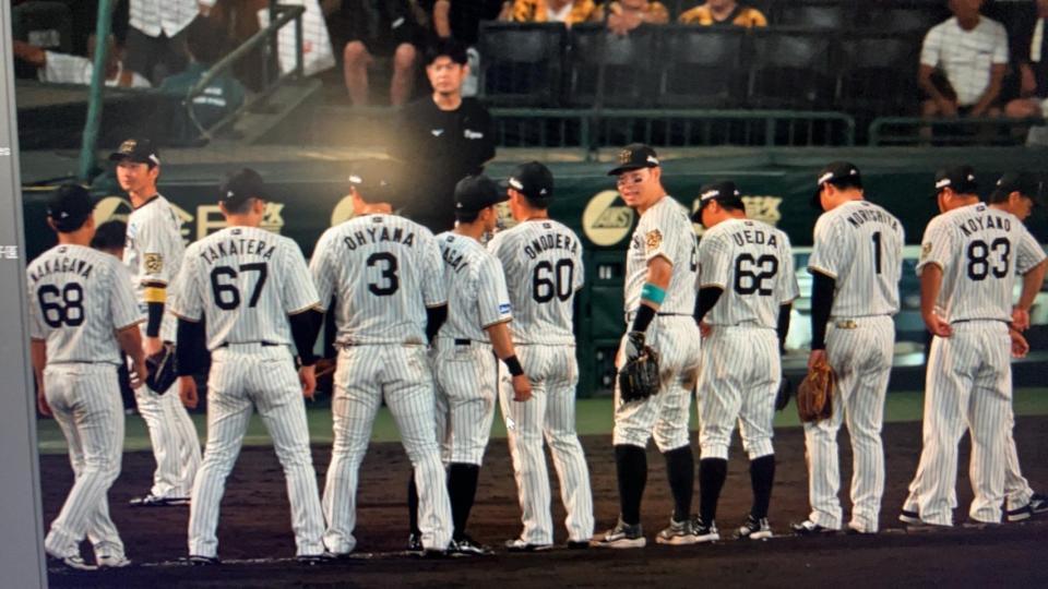 　巨人戦を終えあいさつする近本ら阪神ナイン＝８月３１日