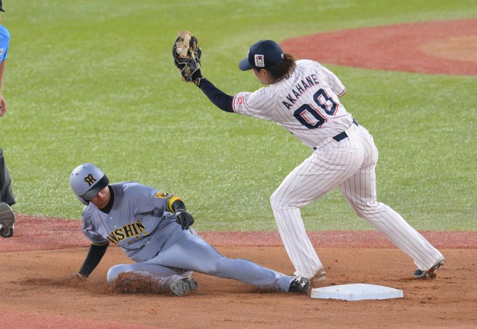 　ヤクルト戦の５回、二盗を決める近本（右は二塁手の赤羽）＝８月２４日