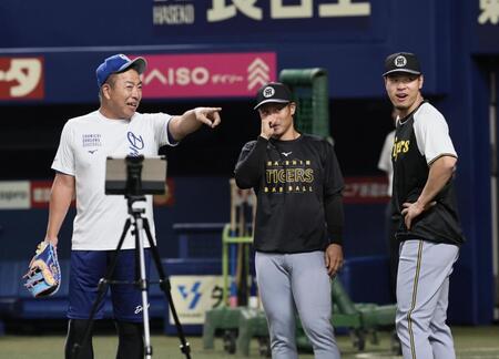 井上監督（左）と話をする（右から）佐藤と坂本（撮影・田中太一）